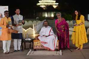 विकसित भारत एंबेसडर : पीएम मोदी ऐसा स्टैंडर्ड सेट करते हैं कि दूसरों के लिए मुसीबत हो जाती है : श्रीश्री रविशंकर